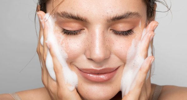 How to Incorporate Face Serum into Your Morning and Nighttime Skincare Routine