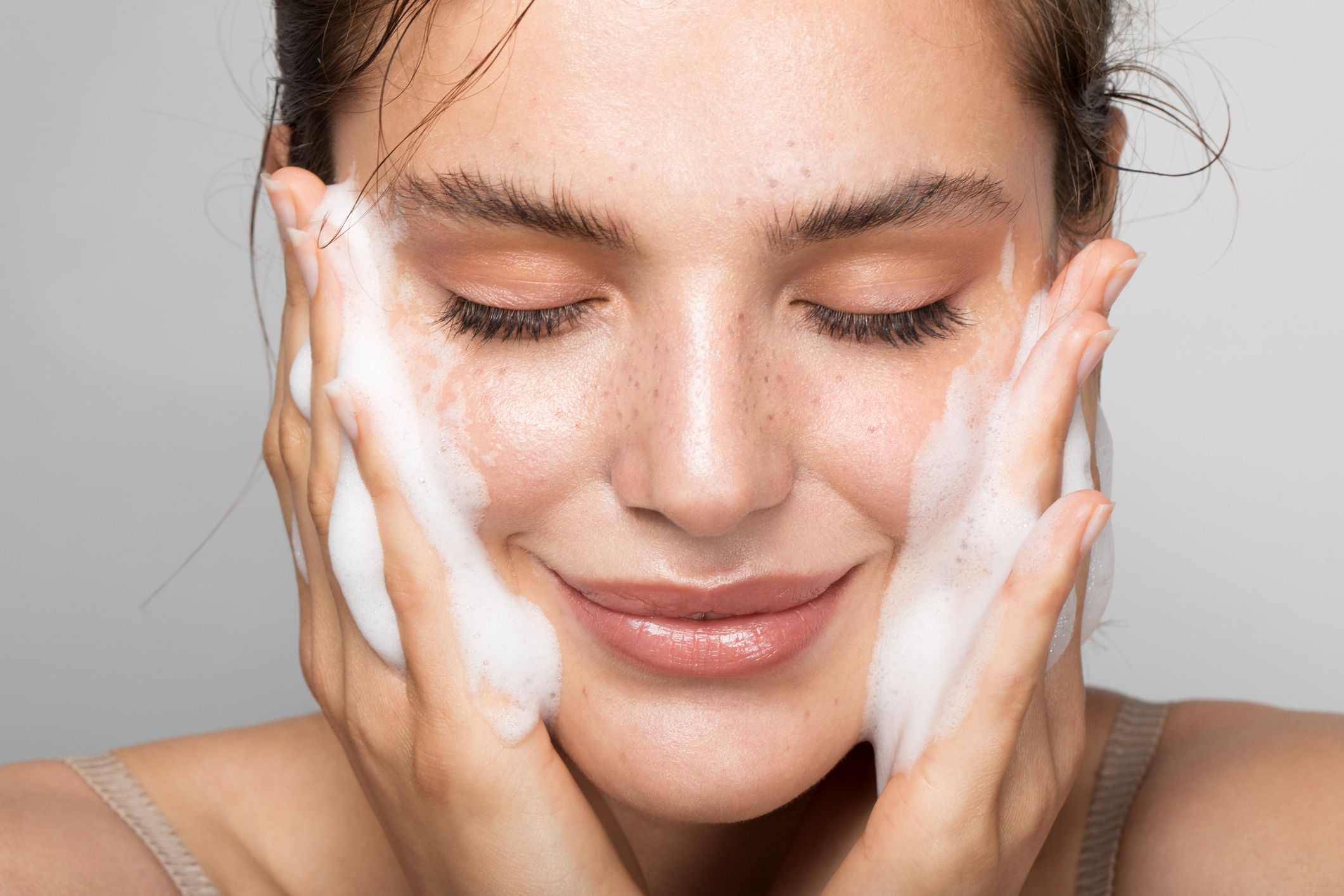 How to Incorporate Face Serum into Your Morning and Nighttime Skincare Routine